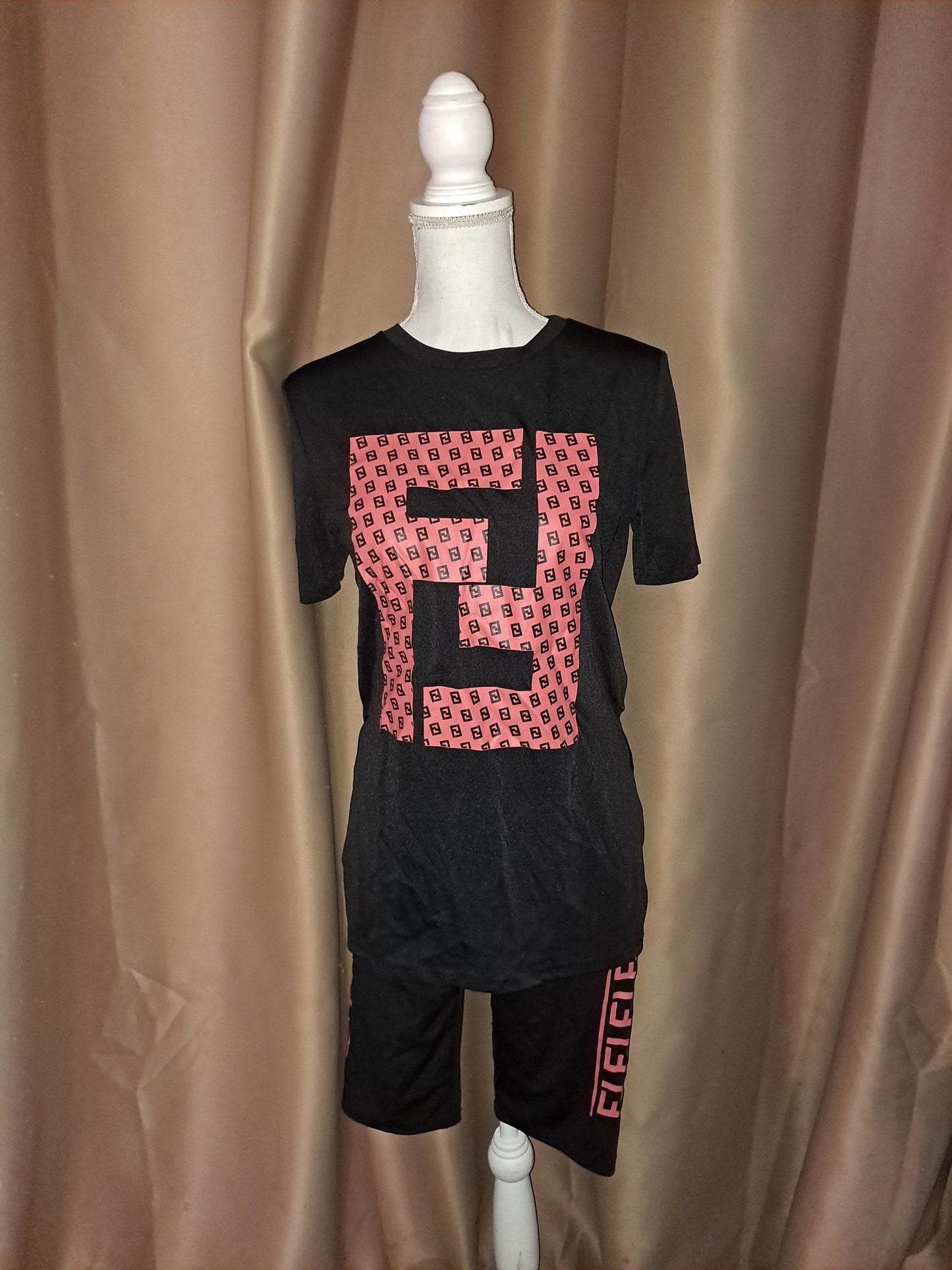 ON HAND OFF SHORT SET OUTFIT MEDIUM