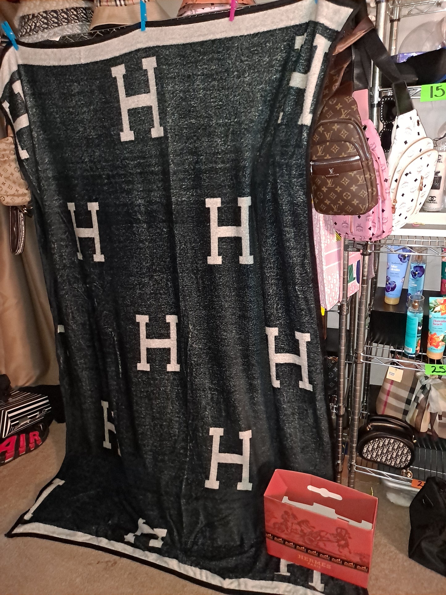 ON HAND QUEEN THROW BLANKETS