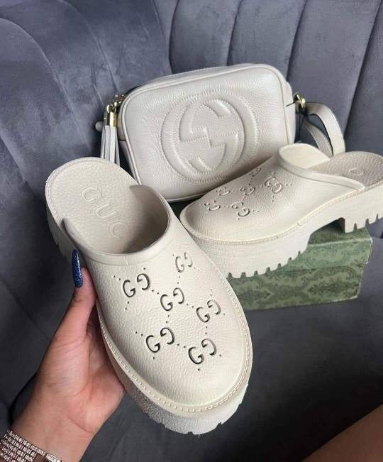GG SLIDES OR GG CROSSBODY BAG