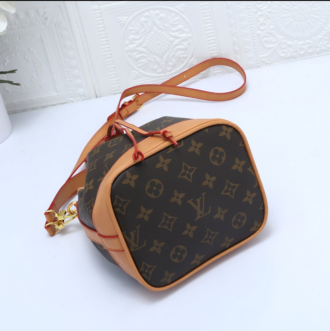 SMALL BUCKET CROSSBODY BAGS 916