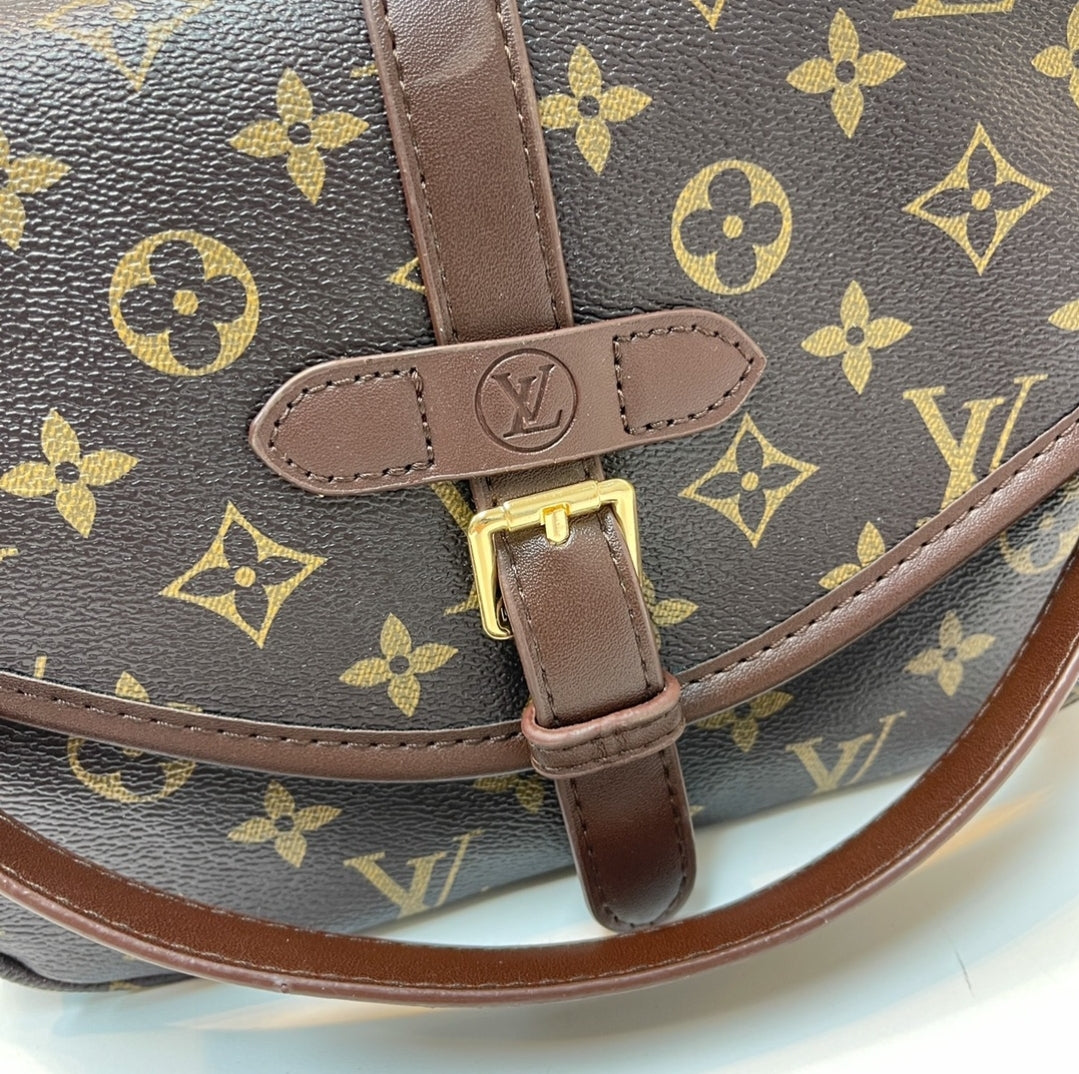 LV FRONT LACH CROSSBODY BAG 77738
