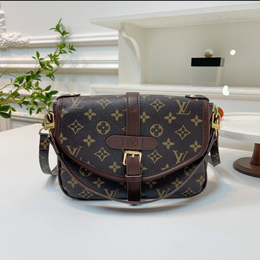 LV FRONT LACH CROSSBODY BAG 77738