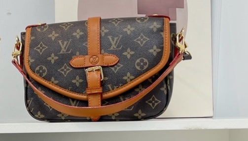 LV FRONT LACH CROSSBODY BAG 77738