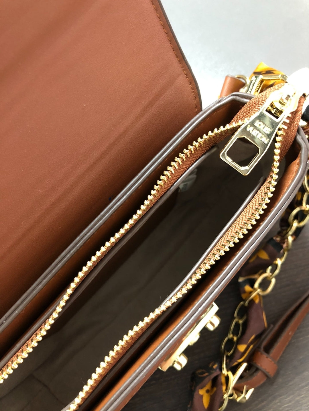 L & G LOVE CROSSBODY BAGS 8580