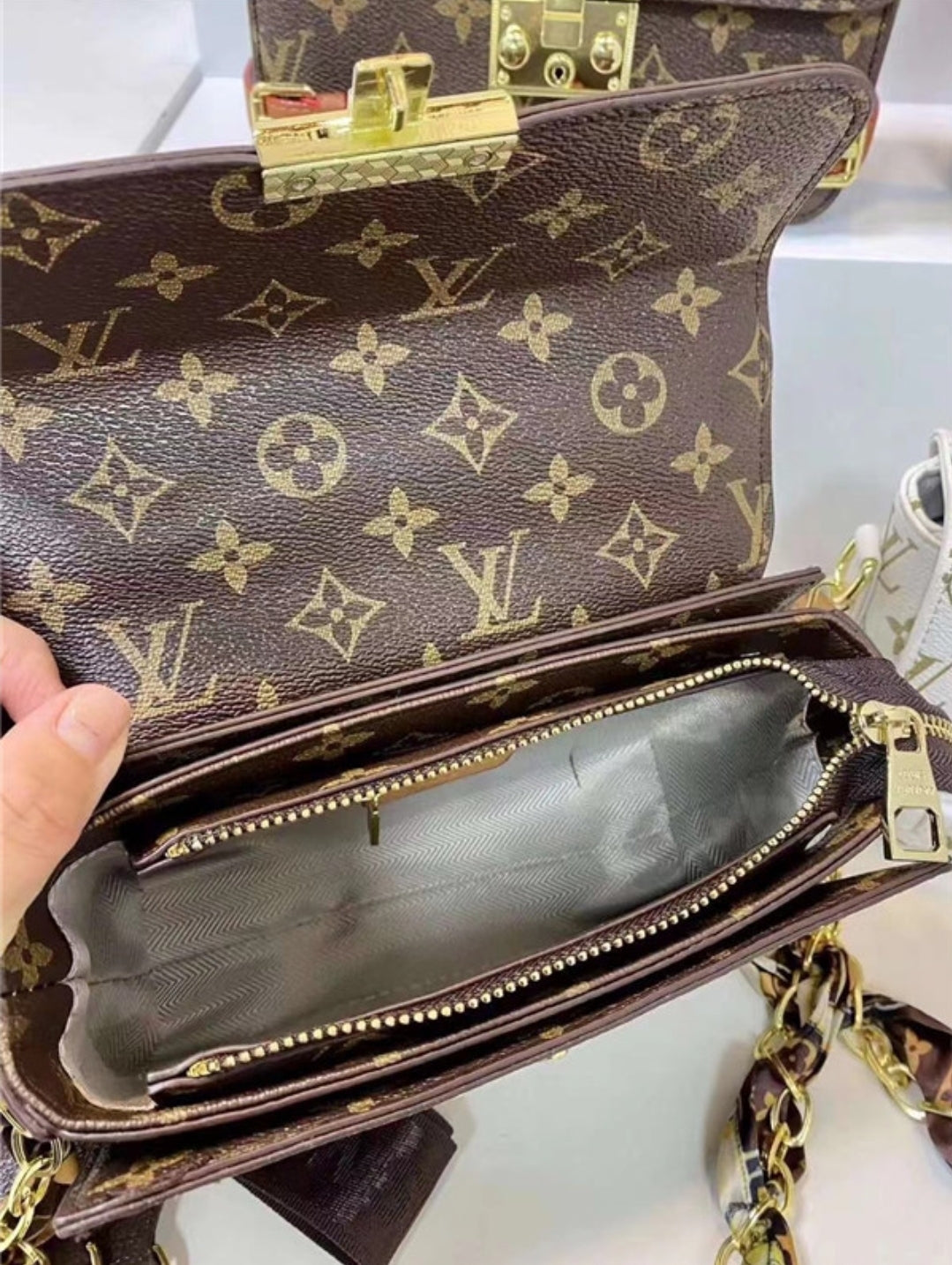 LV CASED CROSSBODY BAGS 5825