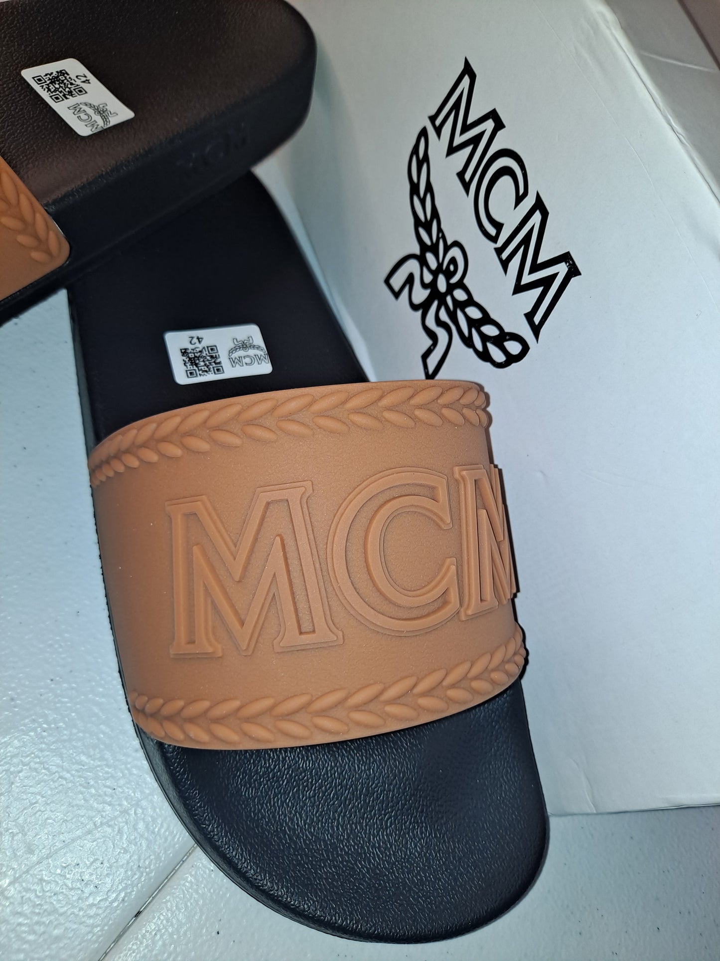 MC SLIDES OR MC CROSSBODY BAG