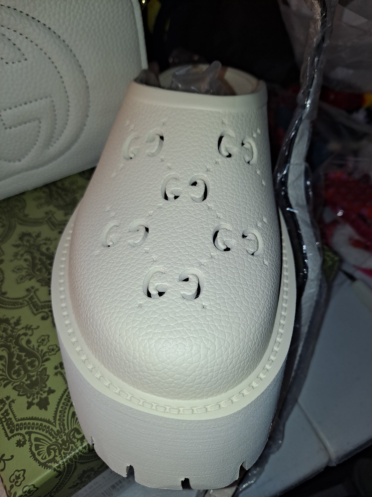 GG SLIDES OR GG CROSSBODY BAG