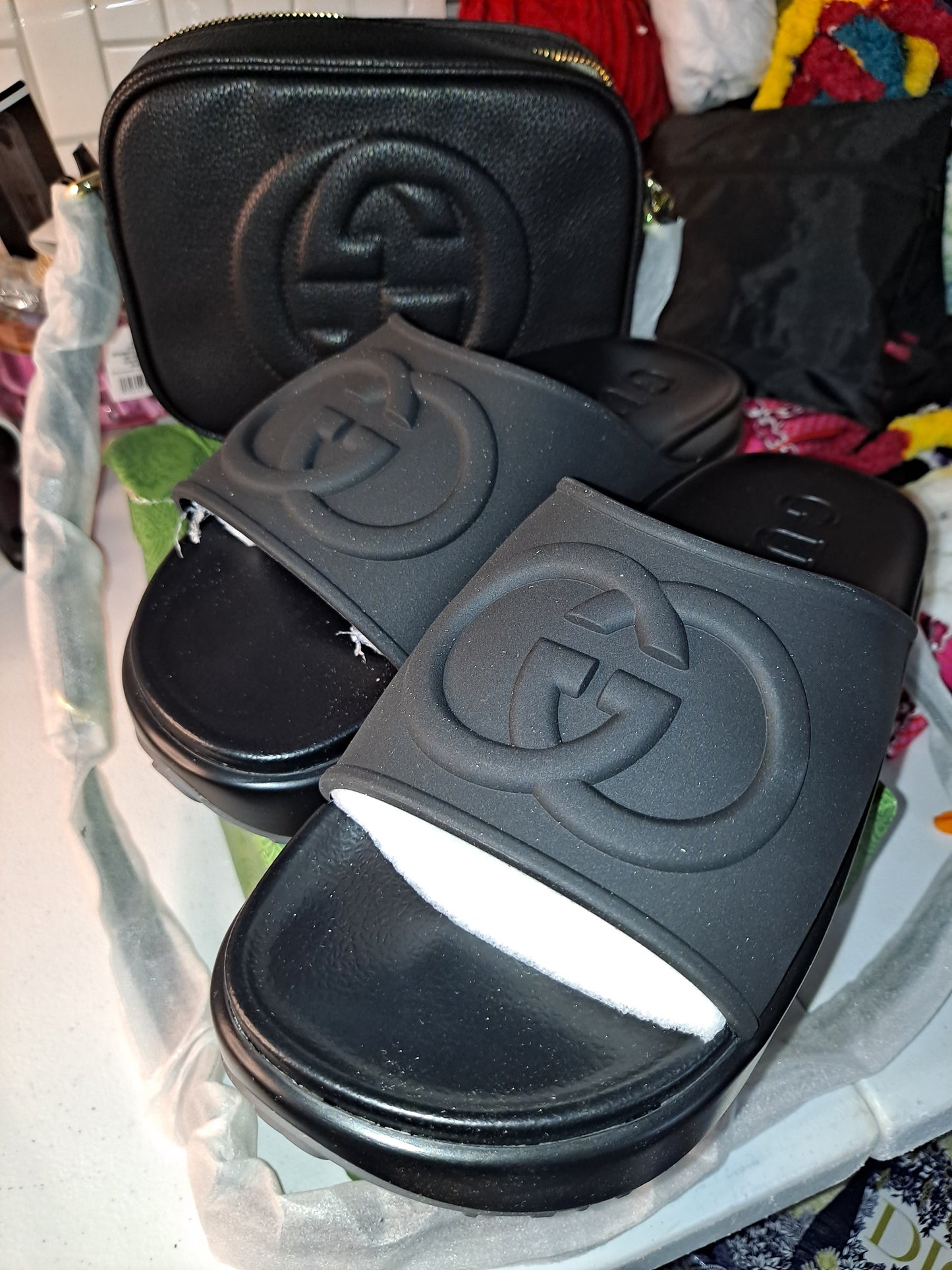 GG SLIDES OR GG CROSSBODY BAG