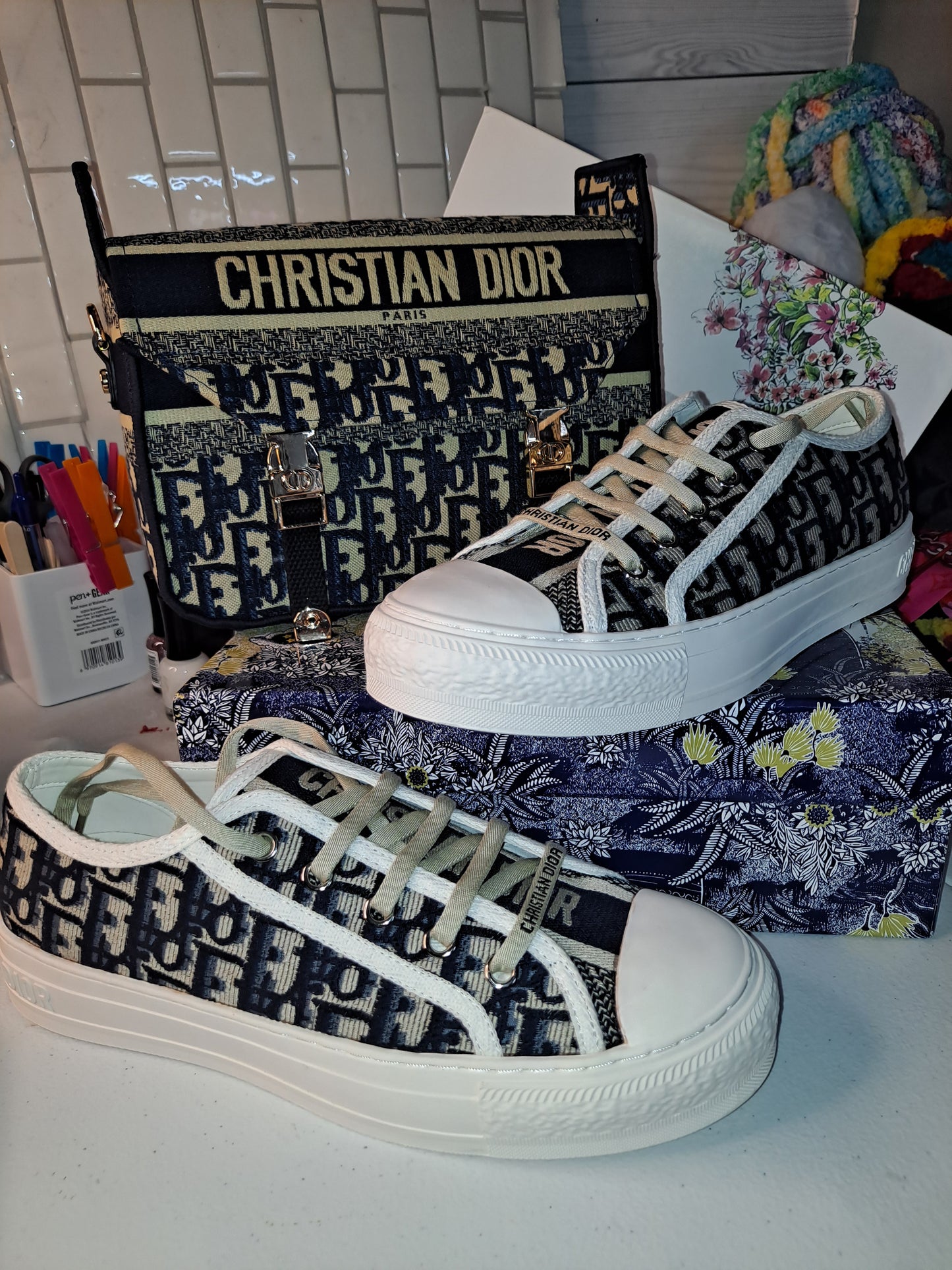 CD SNEAKERS OR CD CROSSBODY BAG