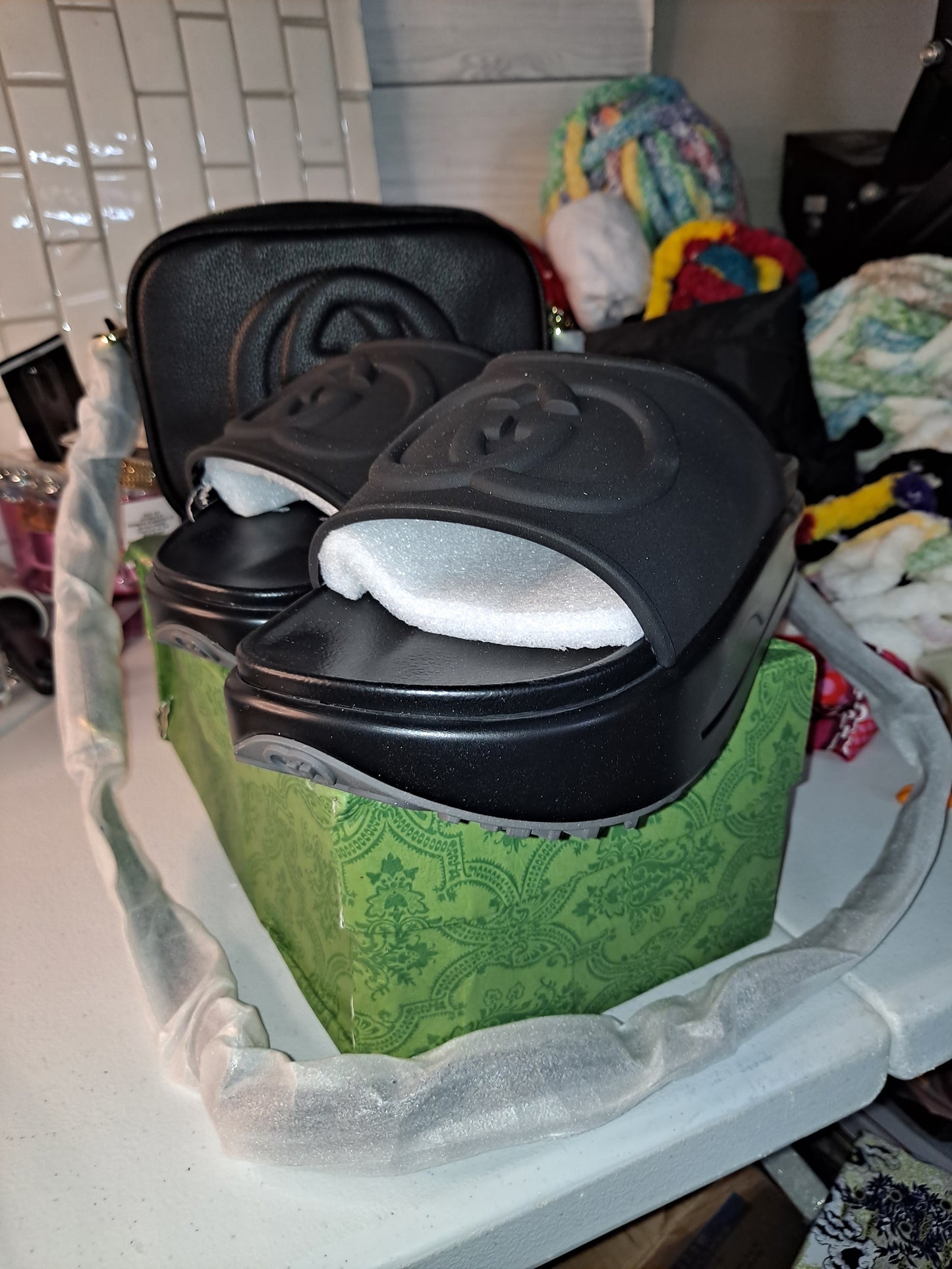 GG SLIDES OR GG CROSSBODY BAG