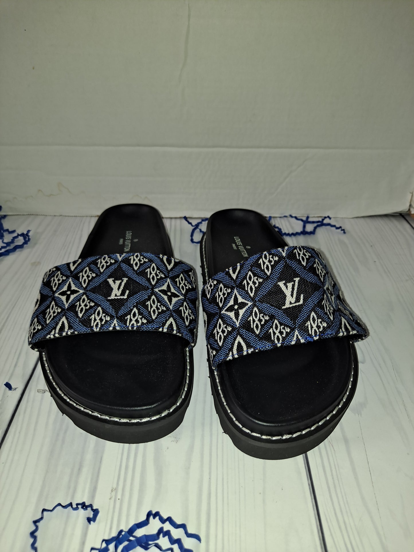 ON HAND LV SLIDES SIZE 8