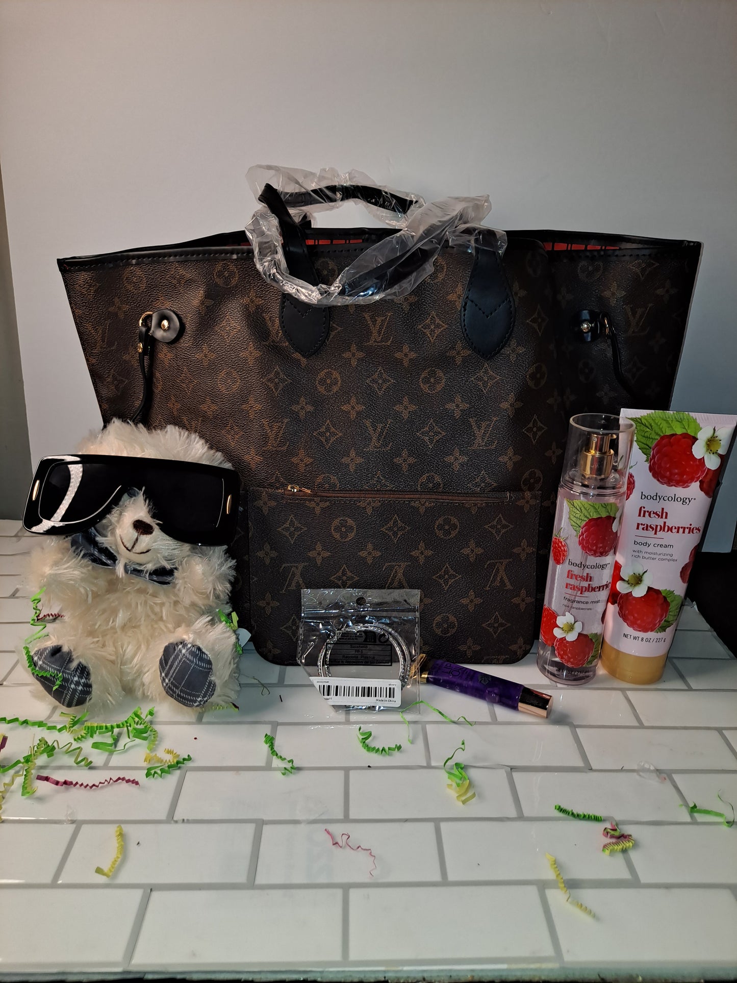 LV NEVERFULL GIFT BASKET BUNDLE BAG LOTION & BODY SPRAY GLASSES BEAR BRACELET LIP GLOSS