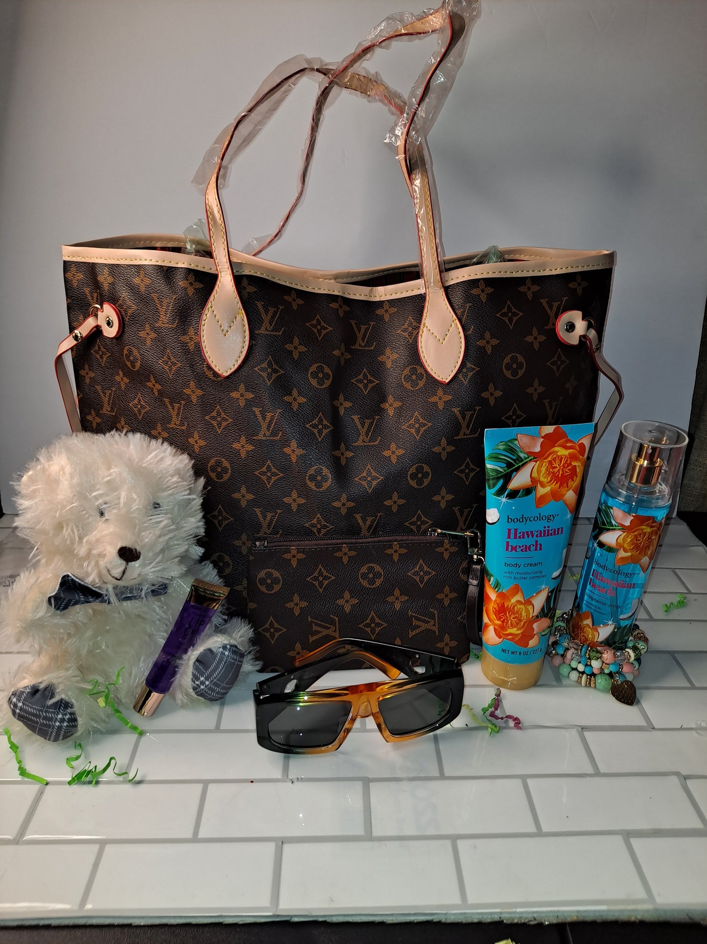 LV NEVERFULL GIFT BASKET BUNDLE BAG LOTION & BODY SPRAY GLASSES BEAR BRACELET LIP GLOSS WRISTLET