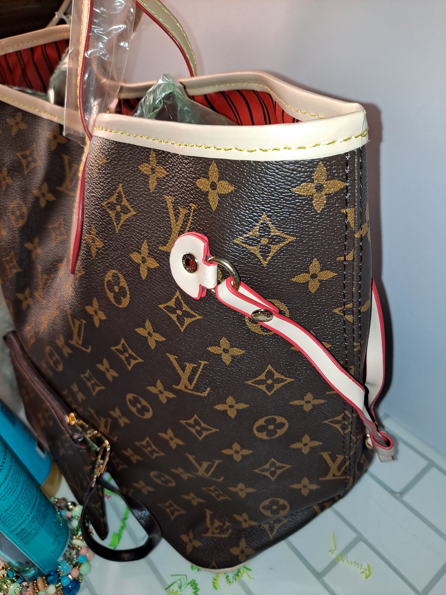 LV NEVERFULL GIFT BASKET BUNDLE BAG LOTION & BODY SPRAY GLASSES BEAR BRACELET LIP GLOSS WRISTLET