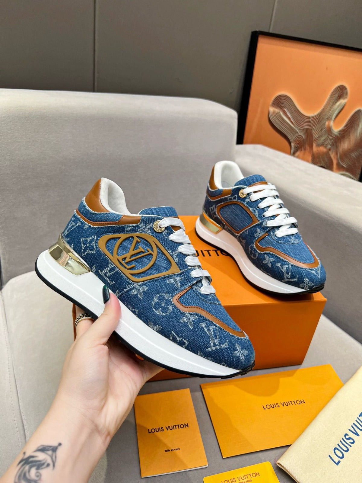 LV SNEAKERS