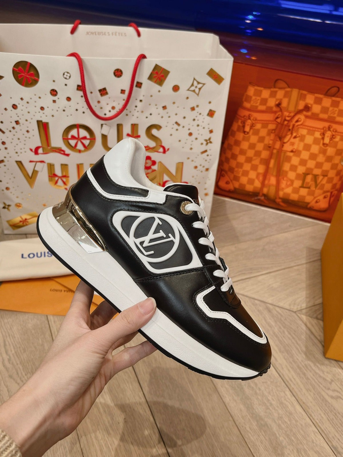 LV SNEAKERS