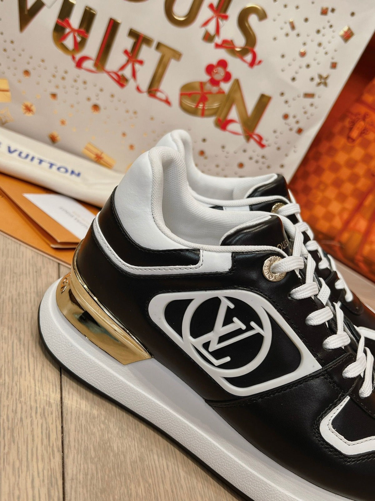 LV SNEAKERS