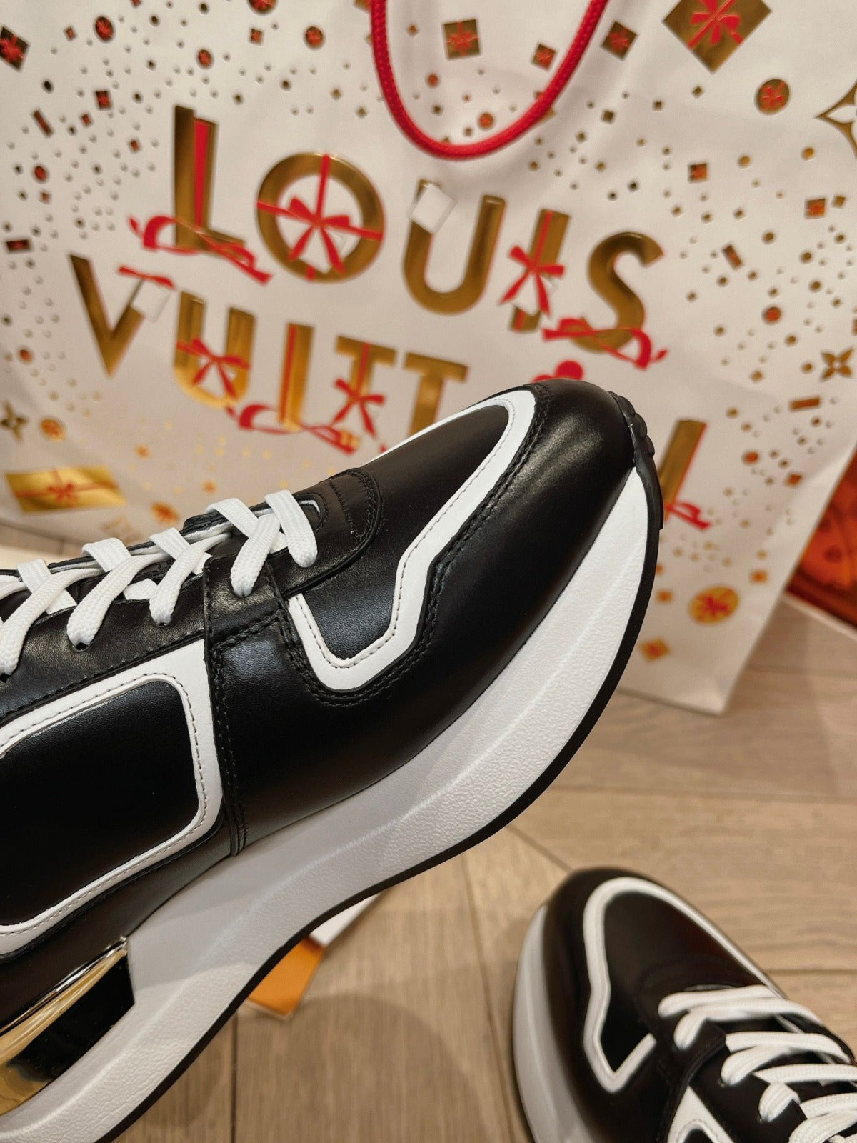 LV SNEAKERS