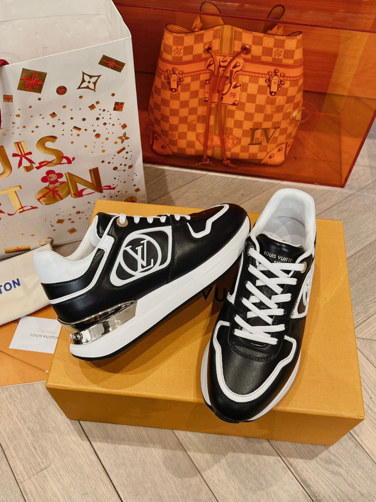 LV SNEAKERS