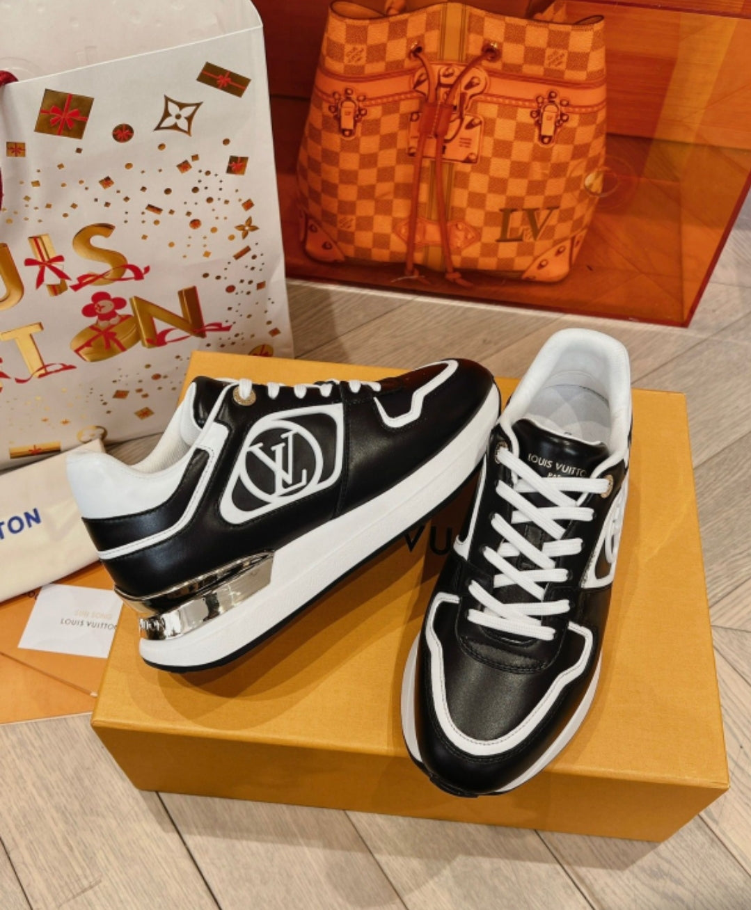 LV SNEAKERS