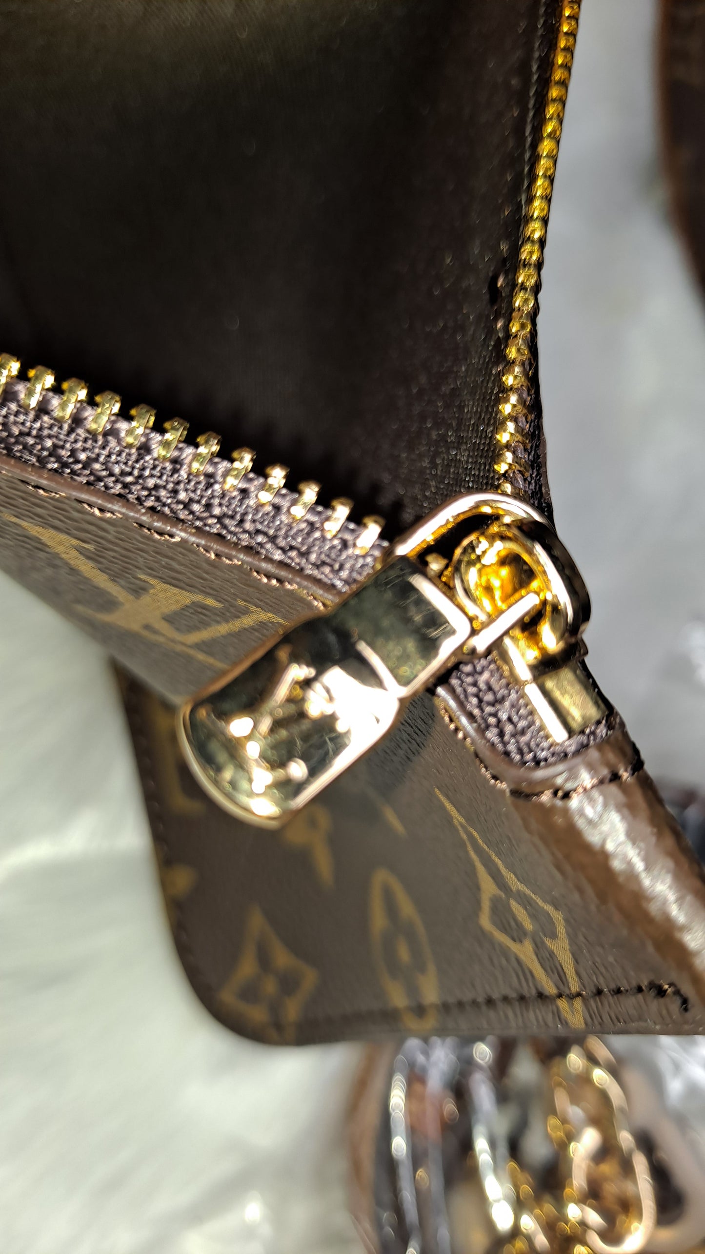 LV HOBO 35CM CROSSBODY BAG