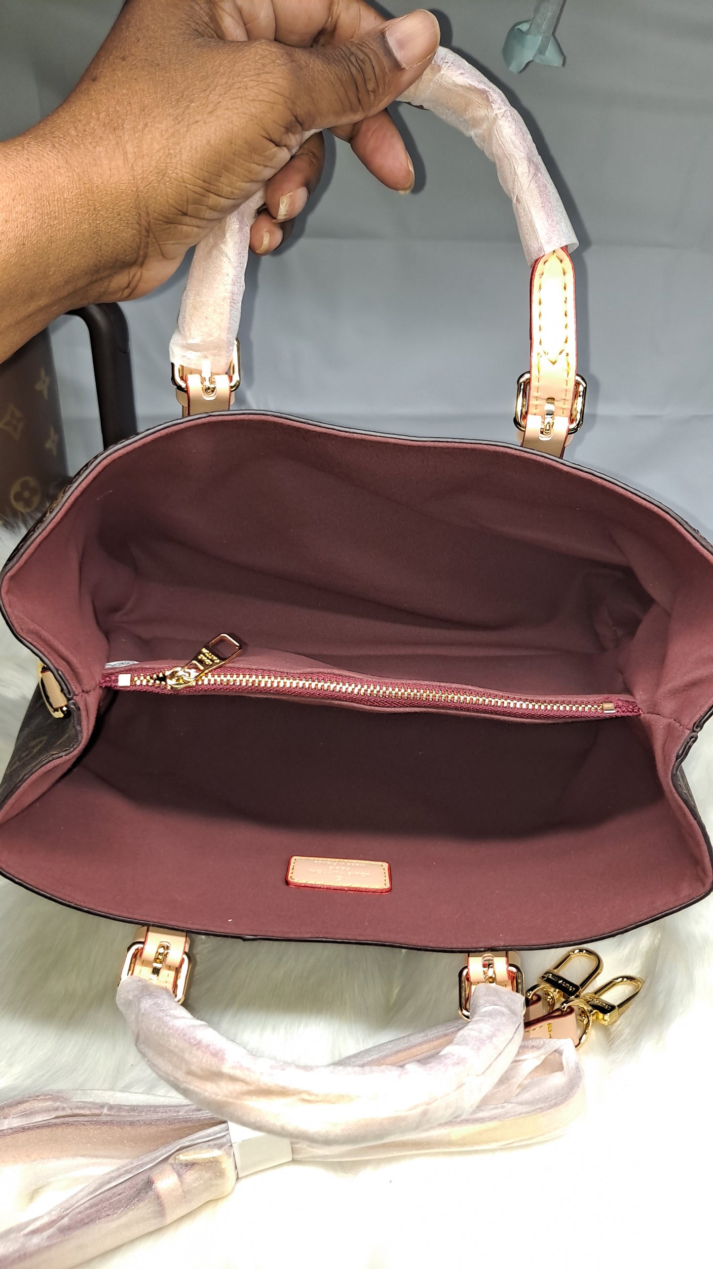 LV or HOBO OR CROSSBODY BAG OR WALLET