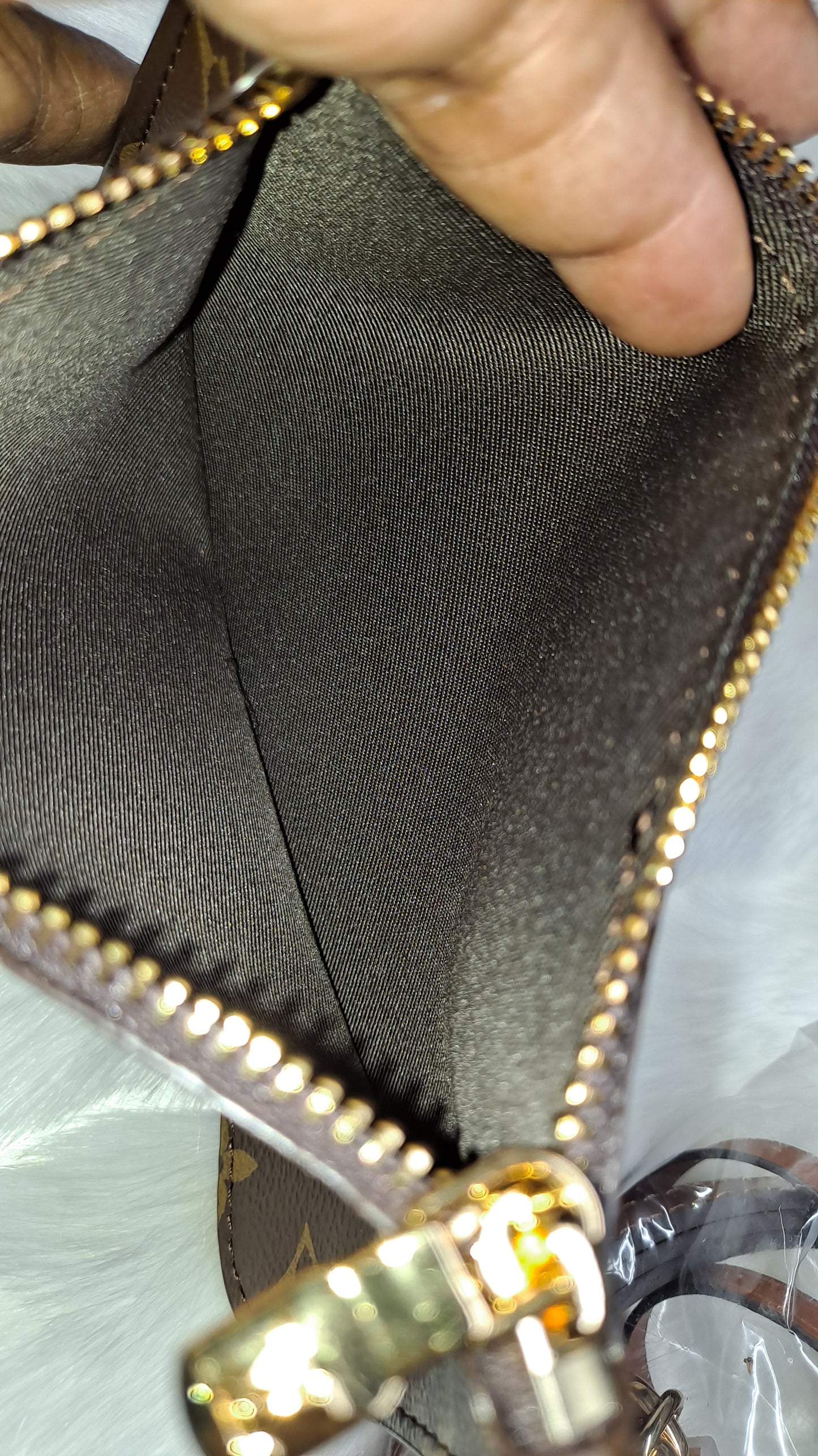LV HOBO 35CM CROSSBODY BAG