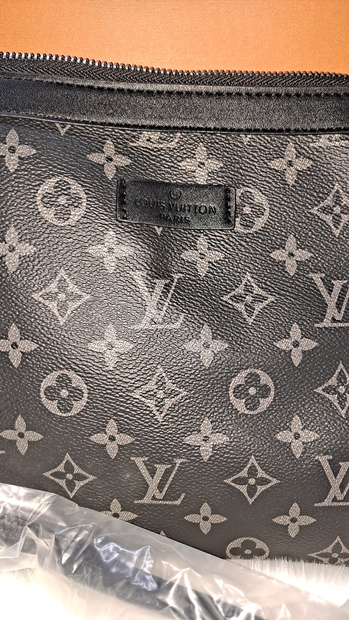 LOUISV BLACK AND GRAY FLAT CROSSBODY BAG