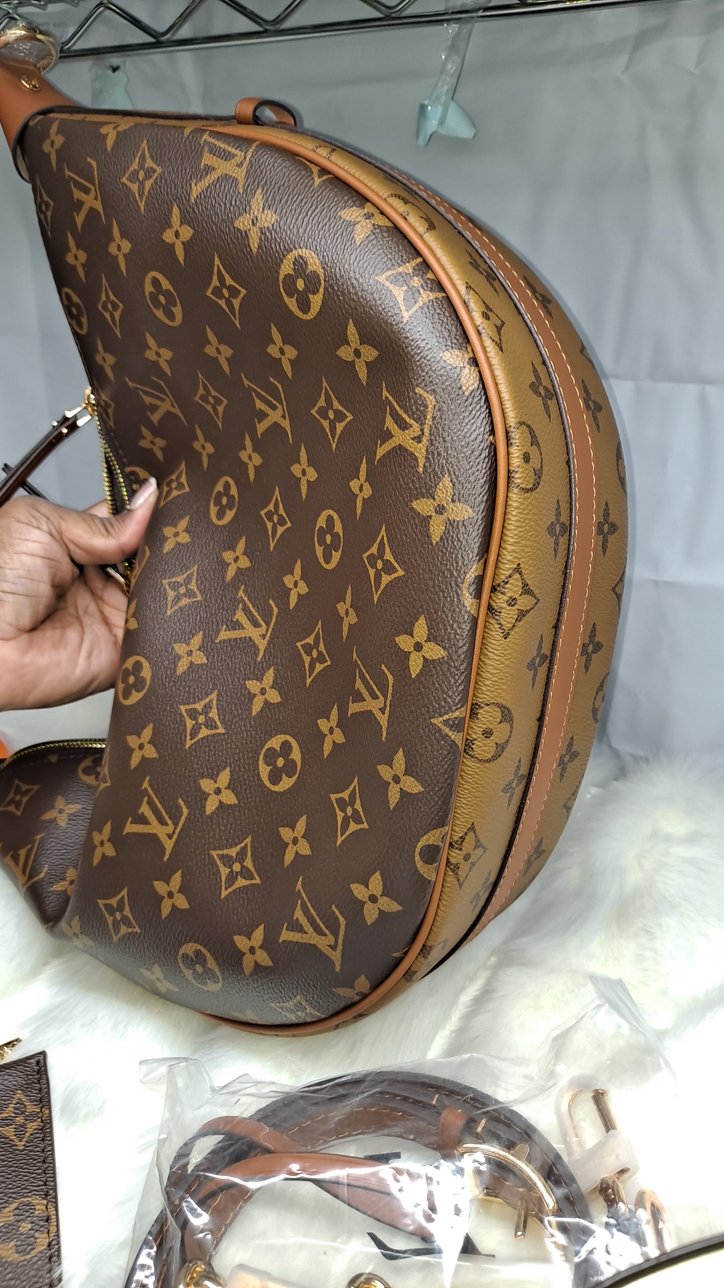 LV HOBO 35CM CROSSBODY BAG