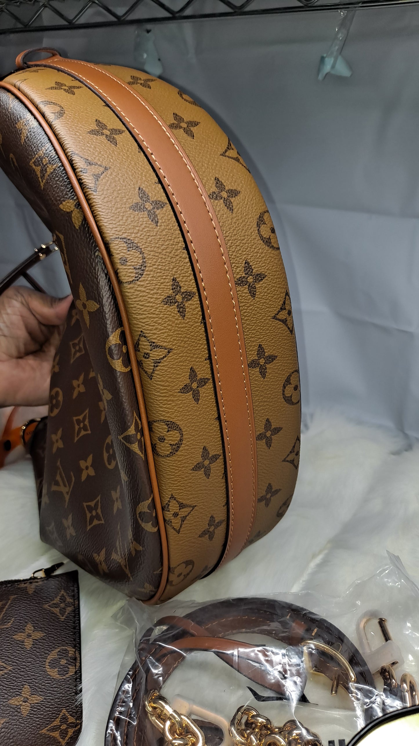 LV HOBO 35CM CROSSBODY BAG