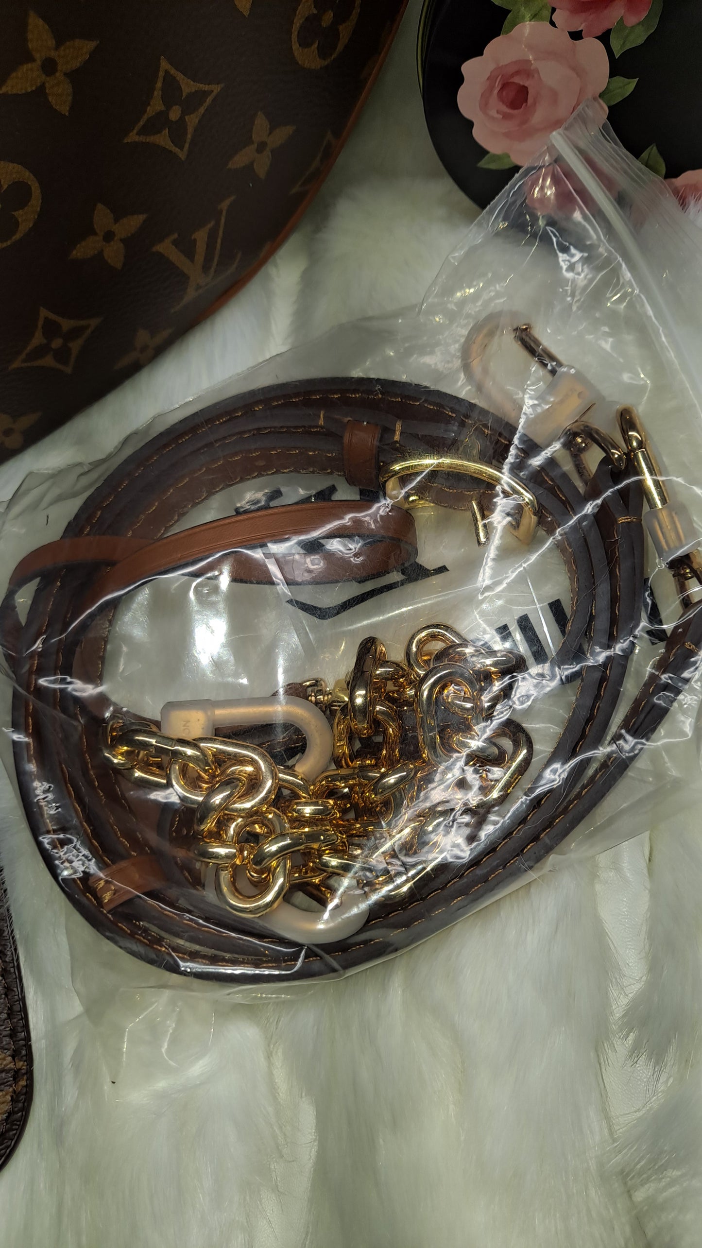 LV HOBO 35CM CROSSBODY BAG