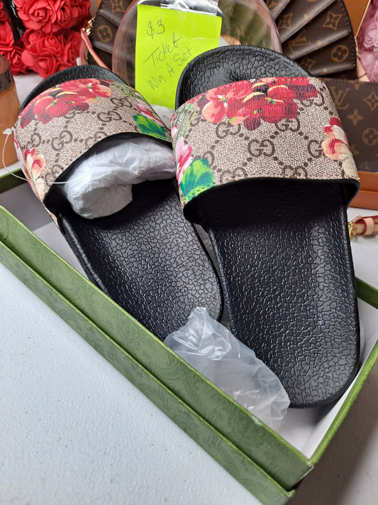 Clearance GG SLIDES SIZE 6
