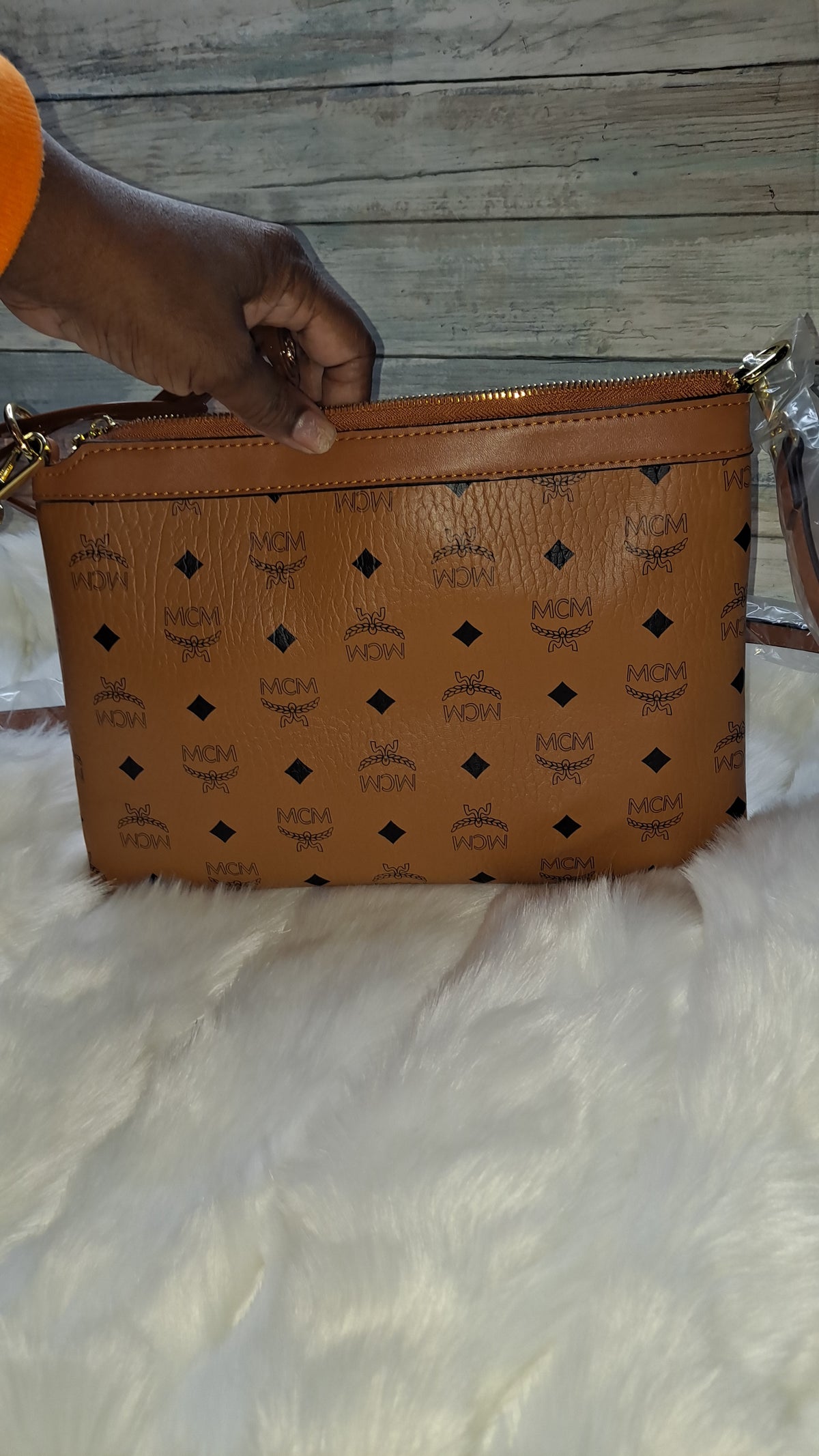 FLAT M(M CROSSBODY BAG