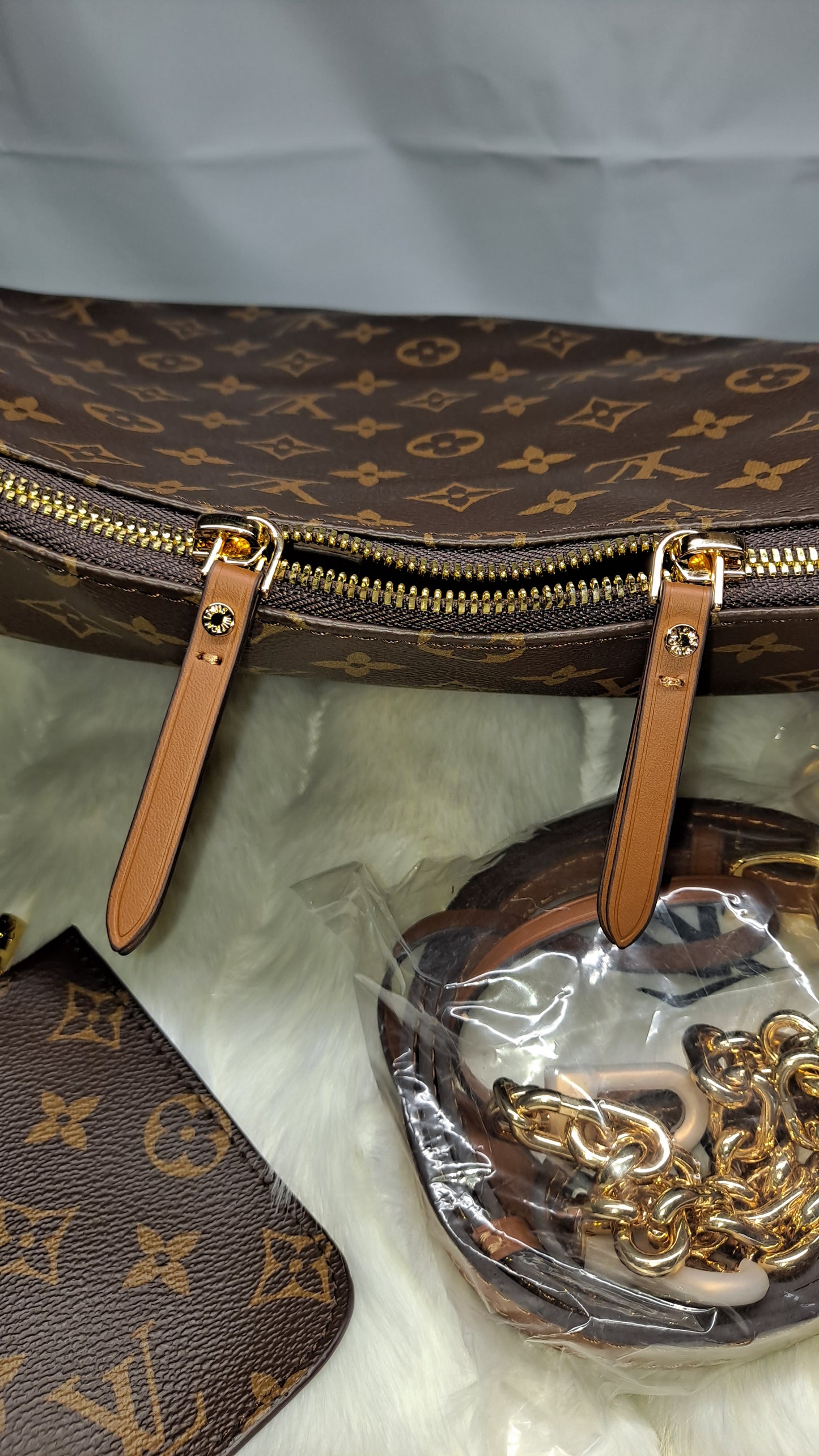 LV HOBO 35CM CROSSBODY BAG