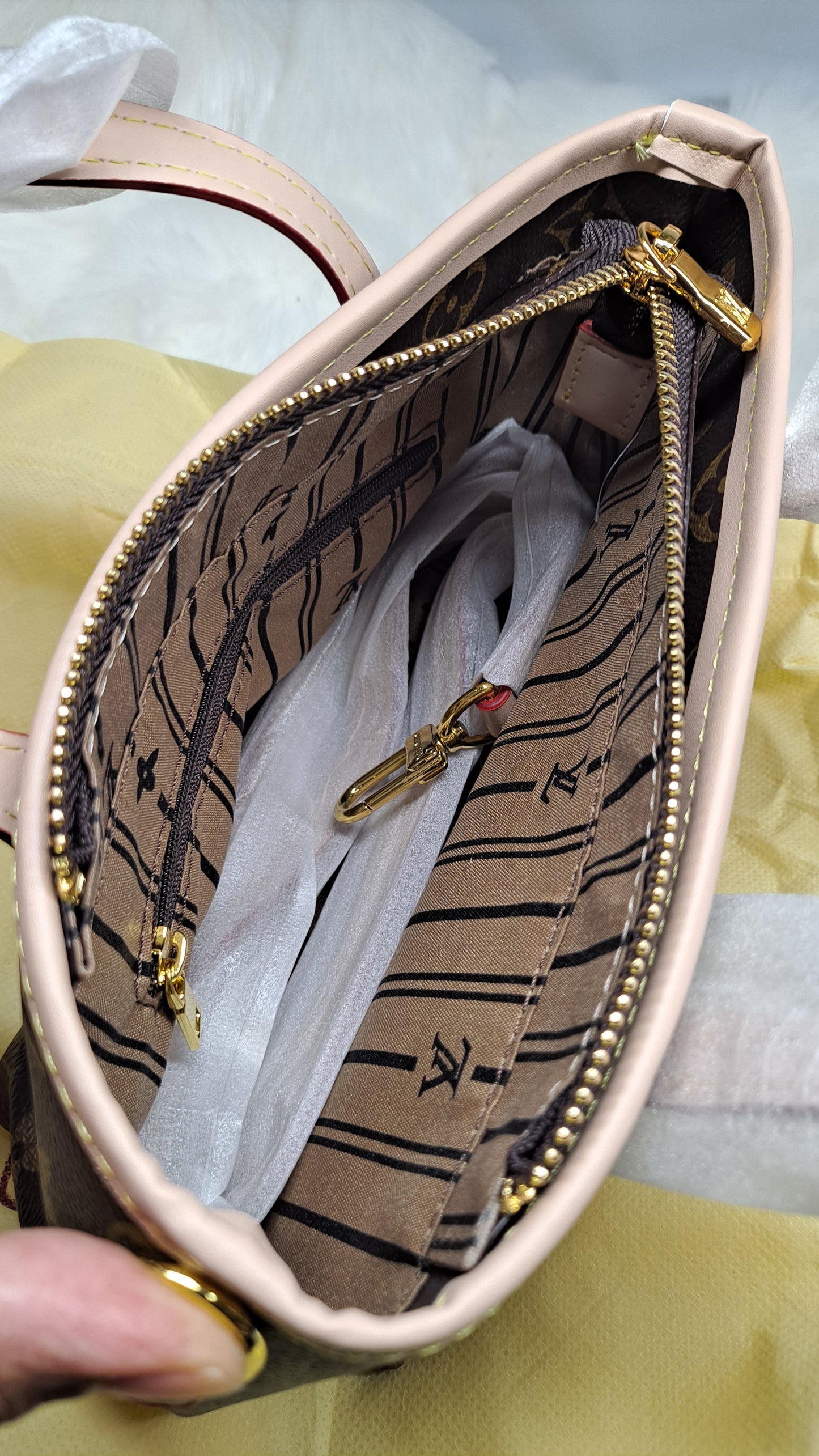 LV or HOBO OR CROSSBODY BAG OR WALLET