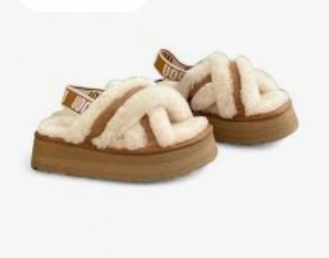 UGG SLIPPERS